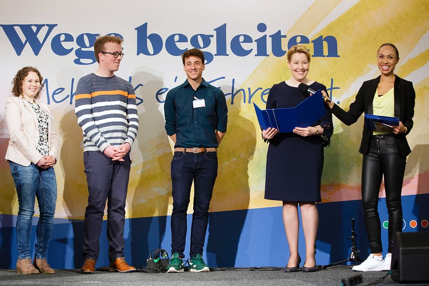 Das Bild zeigt Dr. Franziska Giffey bei der Verleihung der Urkunden