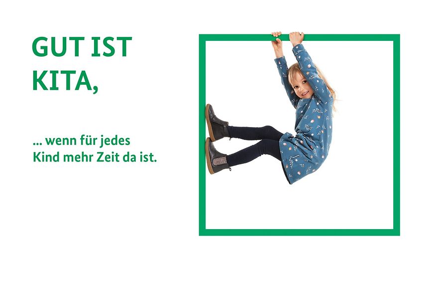 Das Bild zeigt ein Mädchen, das in einem grünen Rahmen Kletterübungen machen
