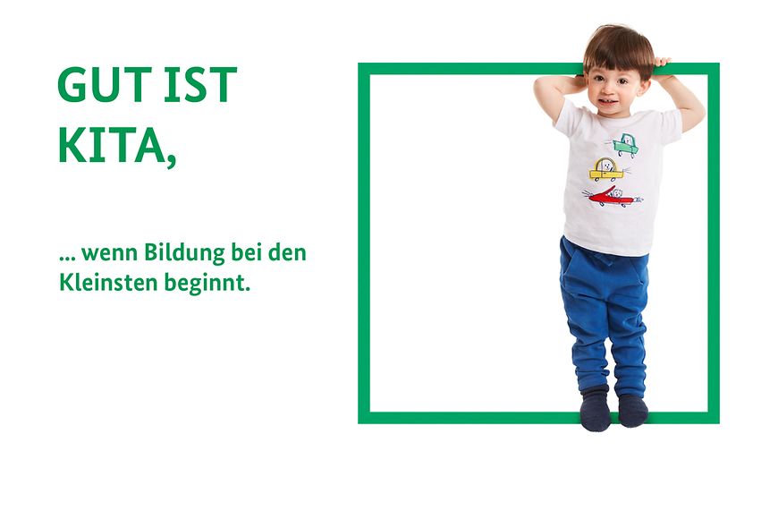 Das Bild zeigt ein Kind, das in einem grünen quadratischen Rahmen steht und sich oben mit den Händen festhält