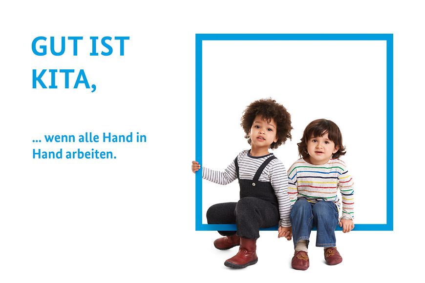 Das Bild zeigt zwei Kinder, die in einem blauen quadratischen Rahmen sitzen und in die Kamera schauen