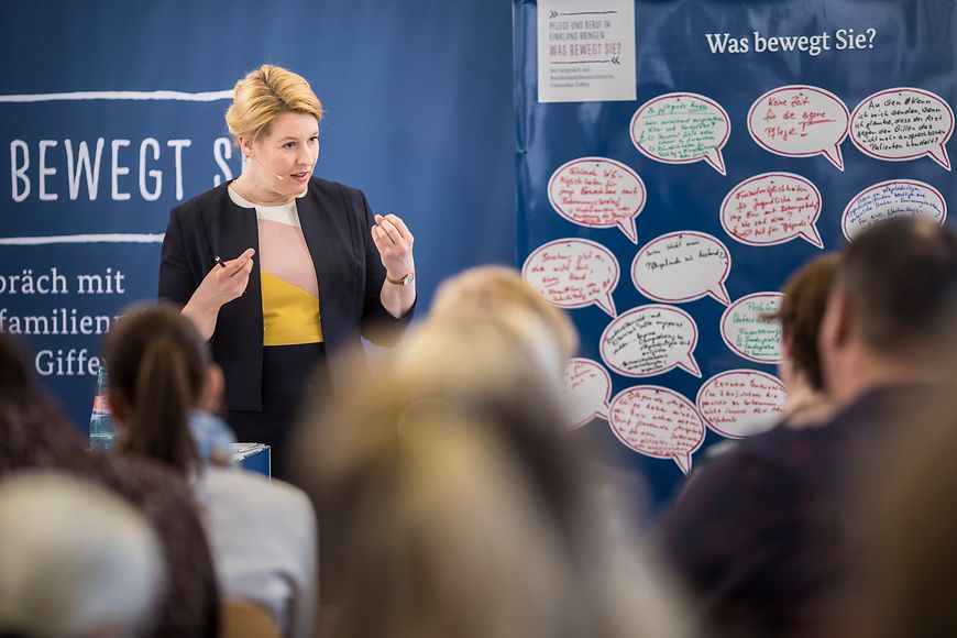 Das Bild zeigt Franziska Giffey gestikulierend vor mehreren Zuhörern und Zuhörerinnen