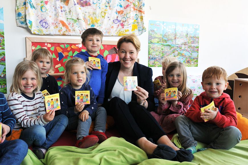 Das Bild zeigt Dr. Franziska Giffey mit mehreren Kleinkindern 