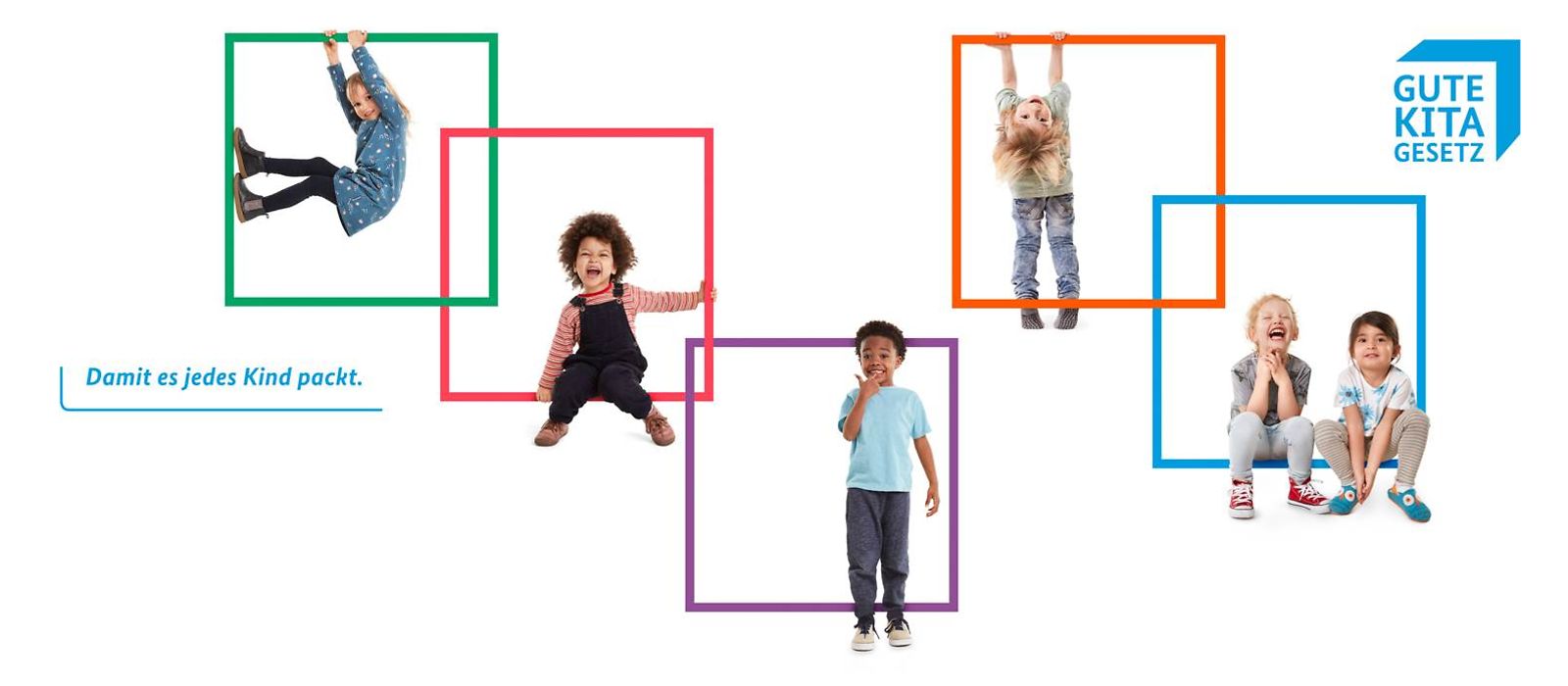 Das Bild zeigt mehrere Kinder, die an, auf und mit Rechtecken spielen