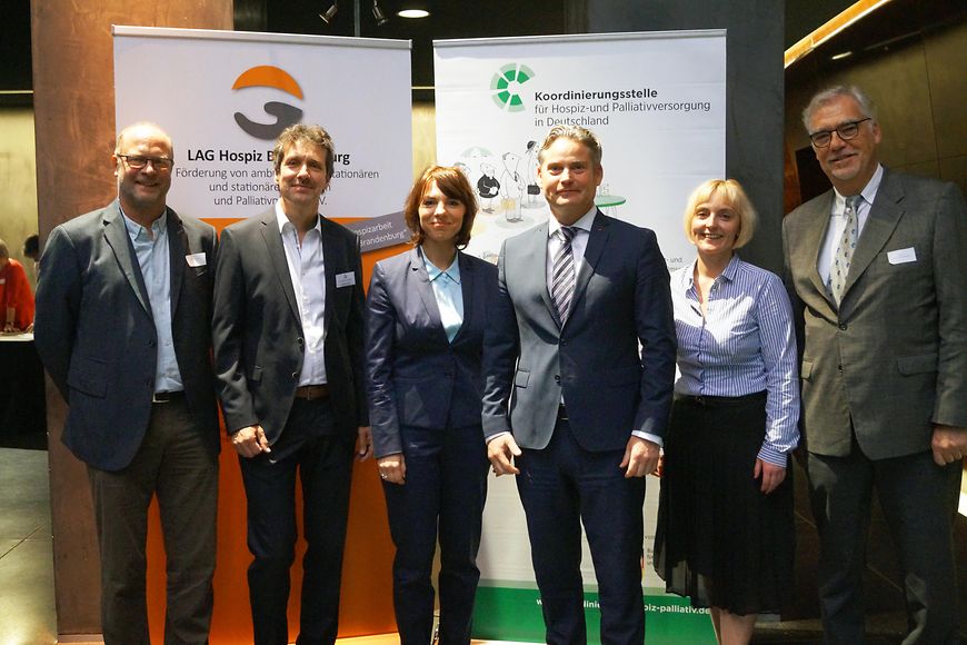 Das Bild zeigt Stefan Zierke mit weiteren Personen für ein Gruppenbild posierend