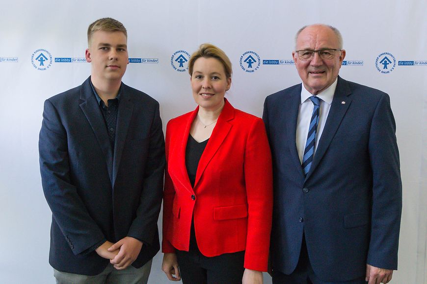 Das Bild zeigt Dr. franziska Giffey mit zwei Herren für ein Bild posierend