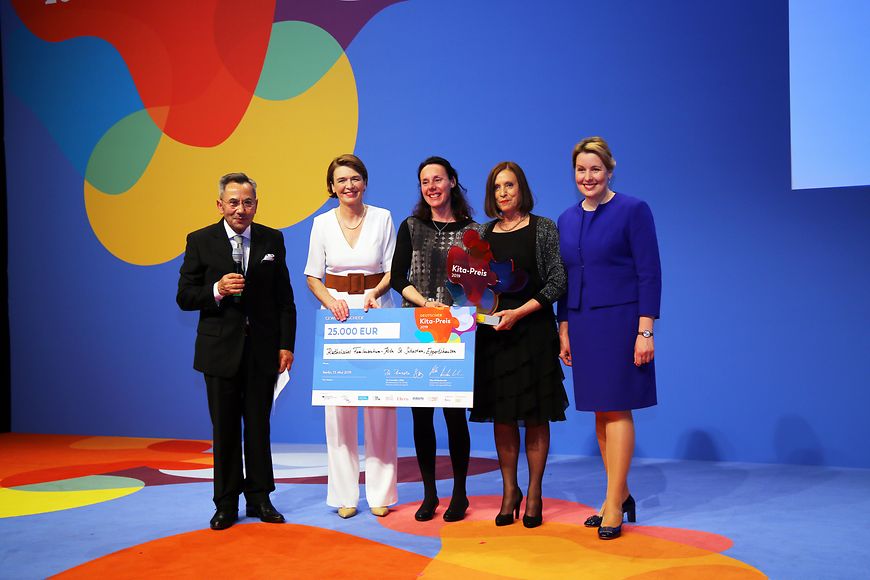 Das Bild zeigt Dr. Franziska Giffey mit den Preisträgerinnen und Preisträgern