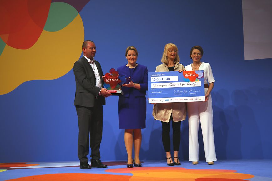 Das Bild zeigt Dr. Franziska Giffey mit den Preisträgerinnen und Preisträgern