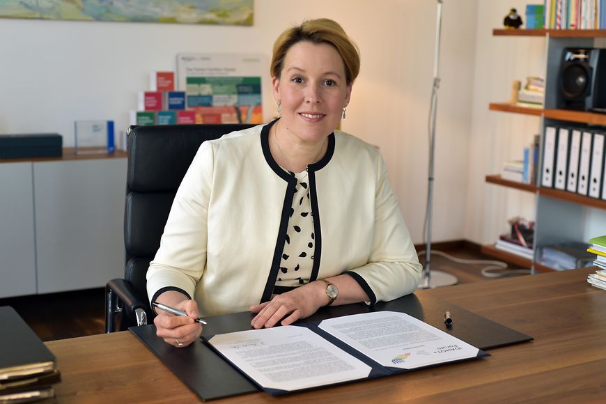Franziska Giffey unterzeichnet Erklärung gegen Homophobie und Transphobie
