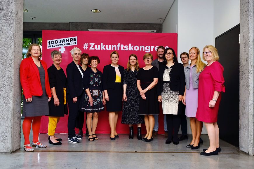 Das Bild zeigt Dr. Franziska Giffey dabei, wie sie eine Rede auf einer Bühne hält