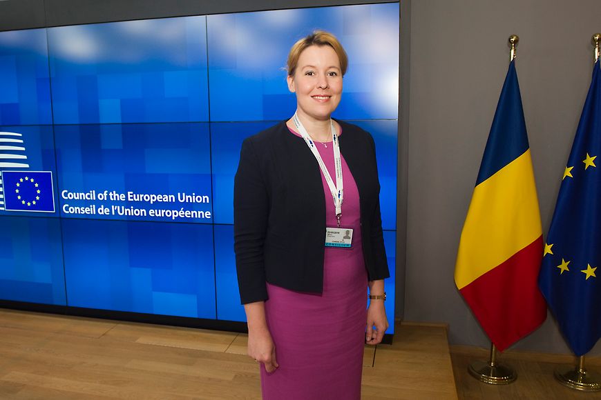 Franziska Giffey vor EU-Flaggen und einer blauen Wand mit der Aufschrift Europäischer Rat