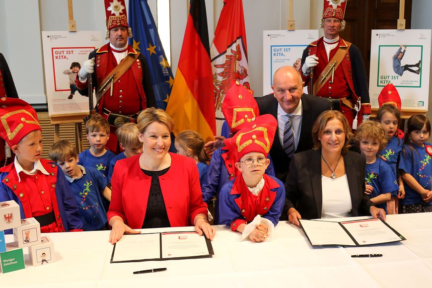 Franziska Giffey, Dietmar Woidke, Britta Ernst und viele Kinder beim Gruppenfoto in der Brandenburger Staatskanzlei