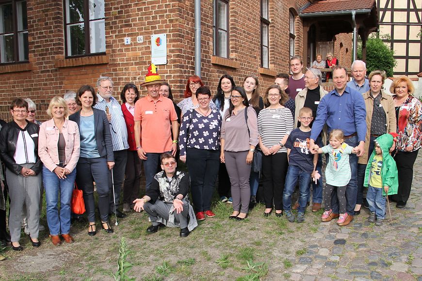 Juliane Seifert auf einem Gruppenfoto in Nuthetal vor dem Mehrgenerationenhaus