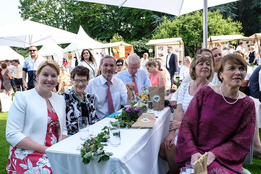Franziska Giffey beim Jubiläumsfest der Deutschen Kinder- und Jugendstiftung in einem Garten mit vielen Menschen
