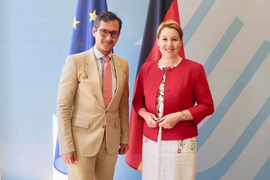 Dr. Franziska Giffey und Richard Kühnel vor einer Europa-Flagge und einer Deutschland-Flagge