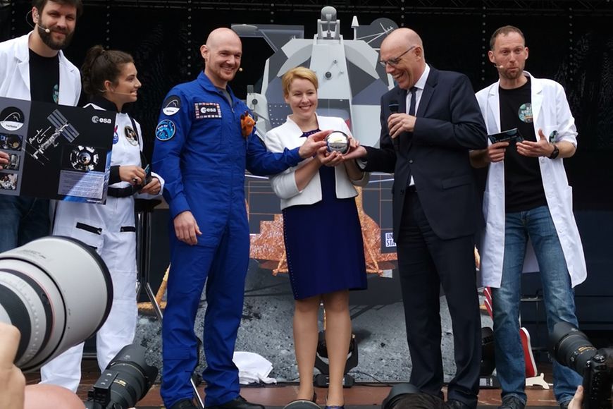 Franziska Giffey und Astro-Alex Alexander Gerst auf einer Bühne vor einer Raumsonde
