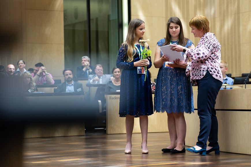 Caren Marks überreicht zwei Schülerinnen die Auszeichnungen im Bundesrat