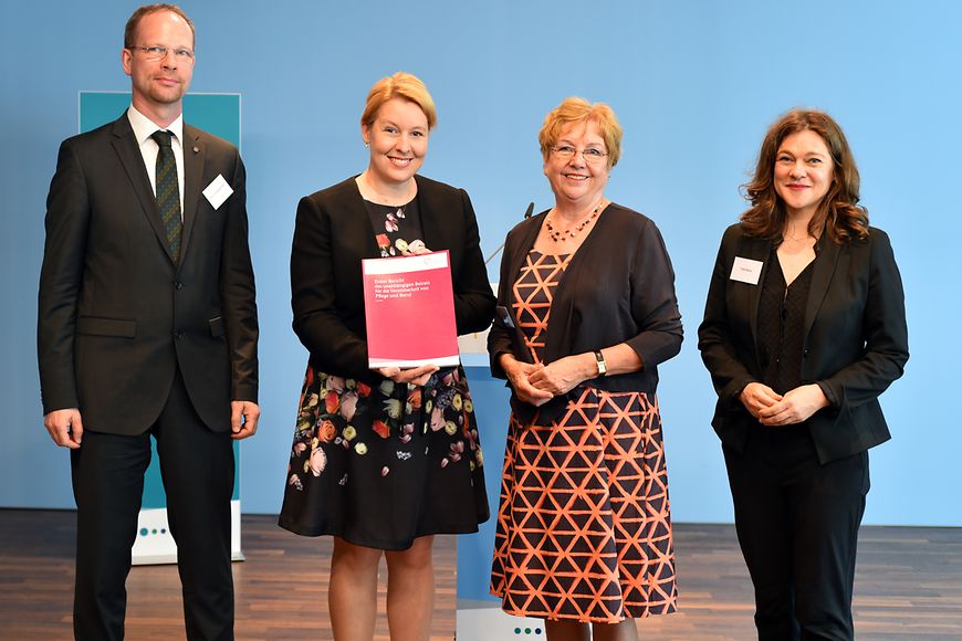 Gruppenfoto mit Dr. Franziska Giffey, die den Bericht des unabhängigen Beirats in der Hand hält