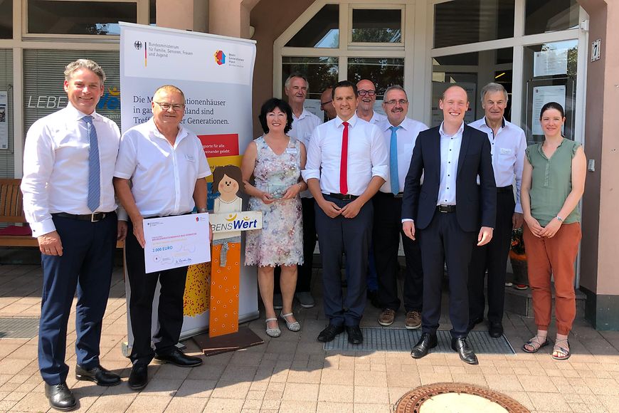 Gruppenbild mit Stefan Zierke und Freiwillgen im Mehrgenerationenhaus Bad Dürrheim