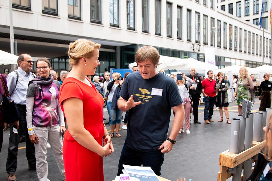 Dr. Franziska Giffey auf der Glinkastraße im Gespräch mit Matthias Laurisch, Deutsche Bläserjugend