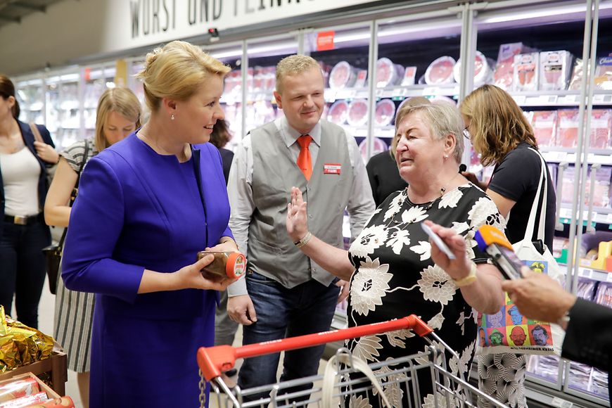 Die Bundesfamilienministerin mit einer Seniorin im Supermarkt