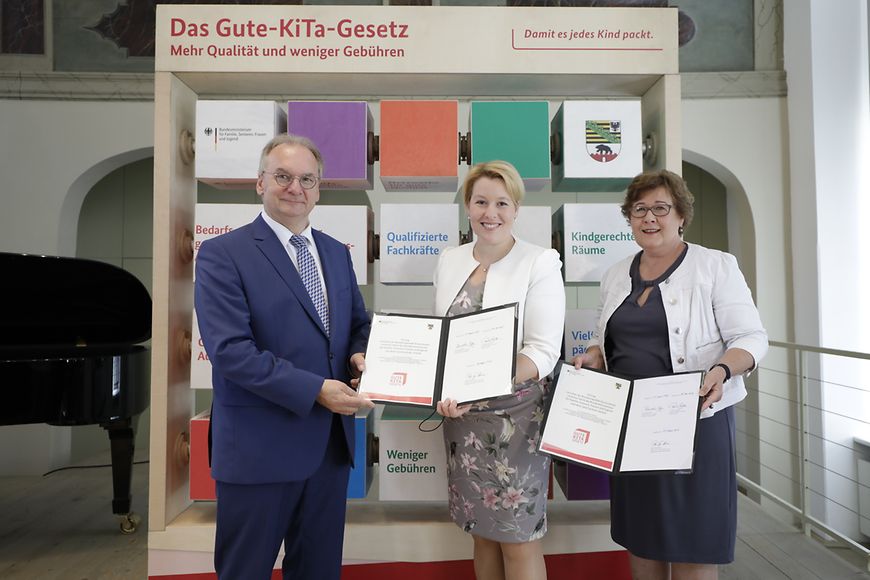 Bundesfamilienministerin bei der Unterzeichnung des Gute Kita Vertrages in Halle in Sachsen Anhalt
