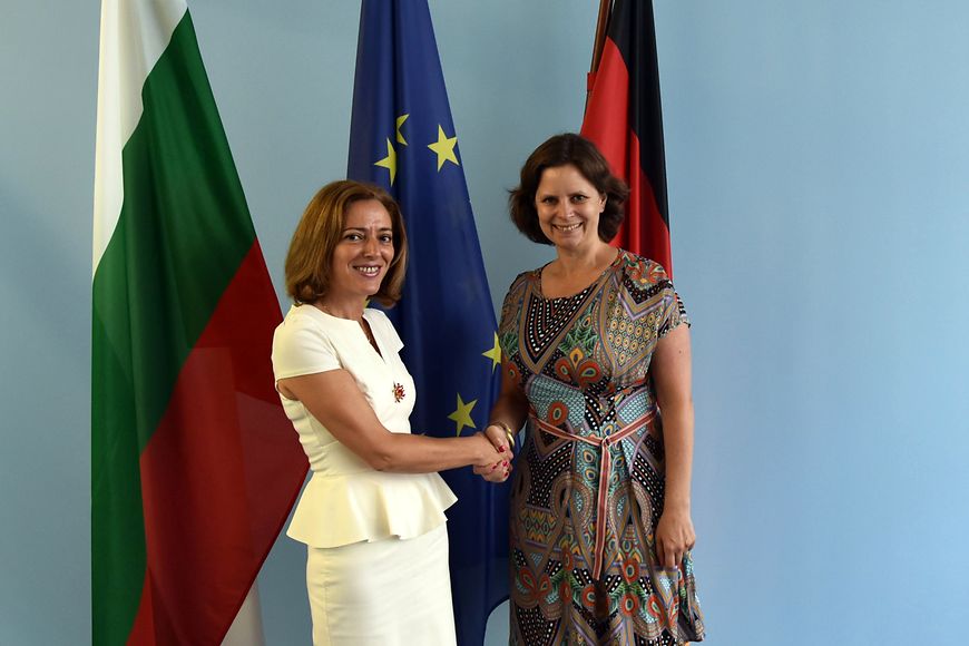 Staatssekretärin Juliane Seifert und die bulgarische Botschafterin Elena Shekerletova geben sich die Hand