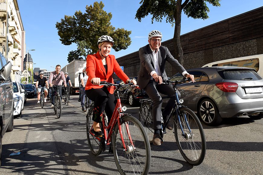 Dr. Franziska Giffey und Dr. Peter Kurz auf Fahrrädern auf einer Straße in Mannheim
