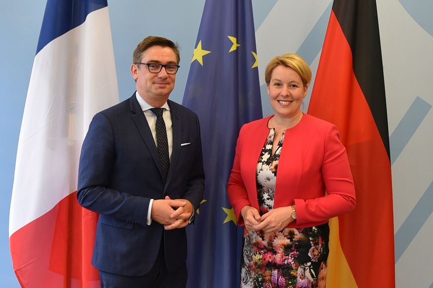 Das Bild zeigt Franziska Giffey und Tobias Bütow