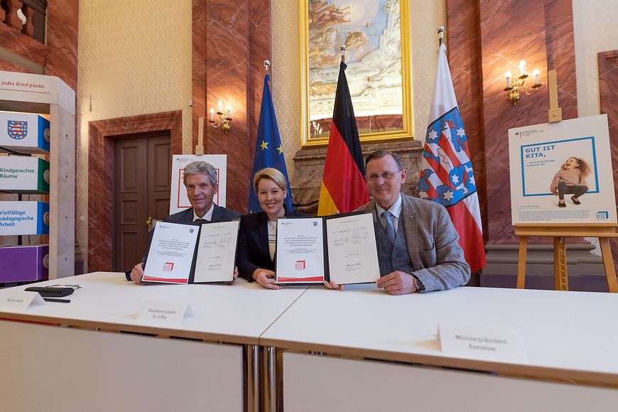 Dr. Franziska Giffey, Bodo Ramelow und Bildungsminister Helmut Holter sitzen an einem Tisch und signieren den Gute-Kita-Vertrag