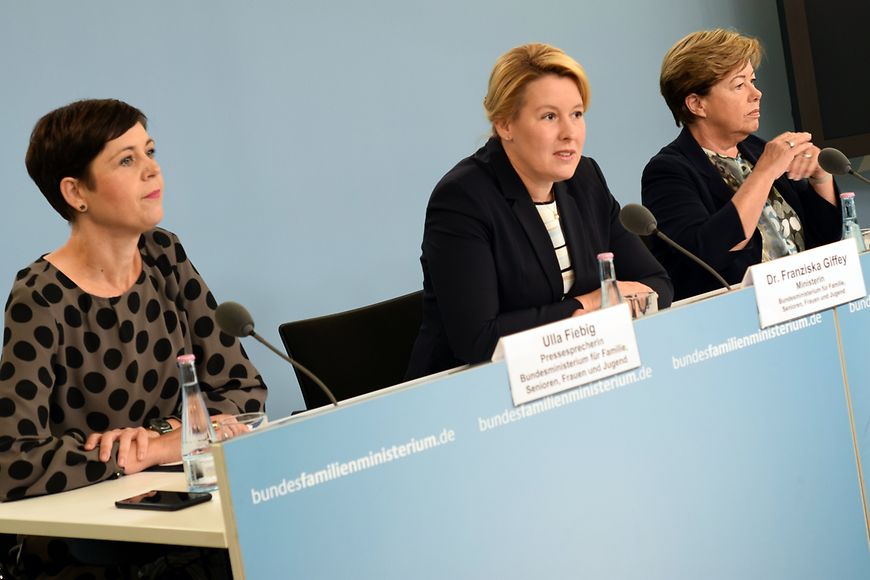 Ulla Fiebig, Dr. Franziska Giffey und Prof. Renate Köcher (von links) stellen die Umfrageergebnisse vor