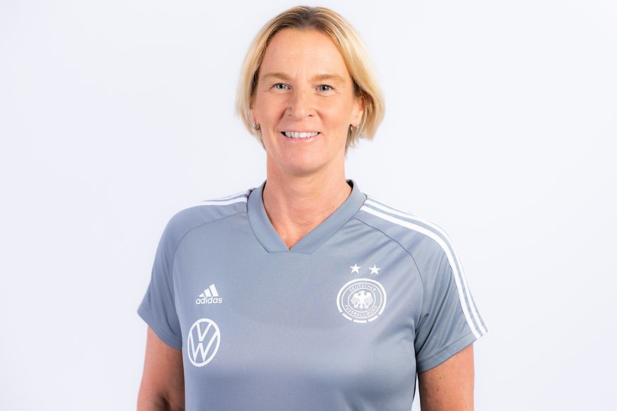 Porträtfoto von Martina Voss-Tecklenburg im Nationaltrikot