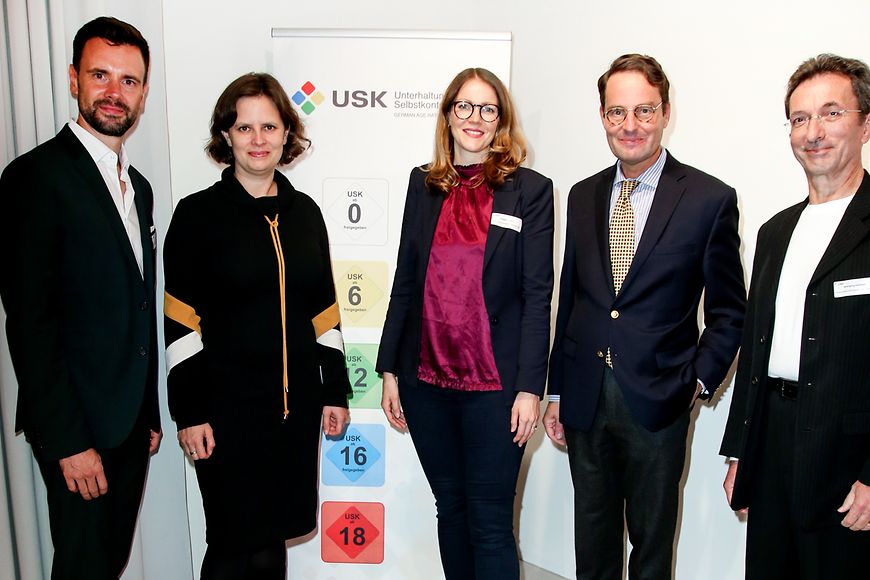 Staatssekretärin Juliane Seifert in einer Gruppe bei dem Festakt