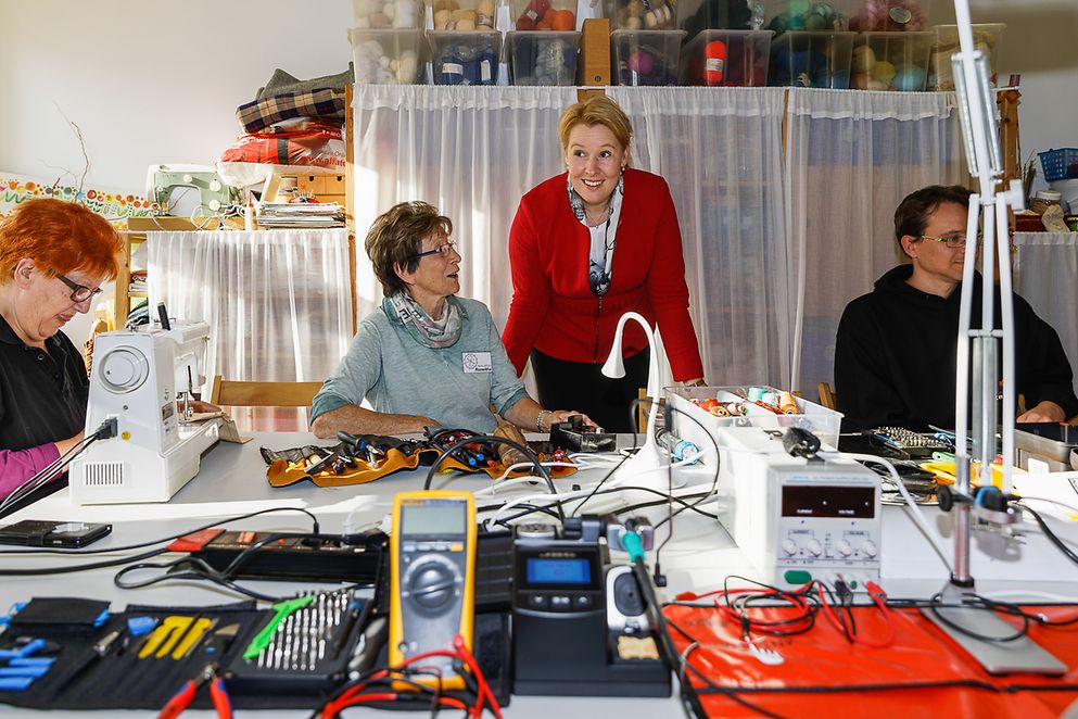 Frauen an einem großen Tisch mit Werkzeug und Geräten im Repair-Café des Mehrgenerationenhauses Gotha