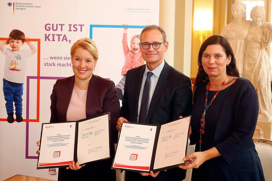 Dr. Franziska Giffey, Michael Müller und Sandra Scheeres halten den Gute-KiTa-Vertrag in den Händen