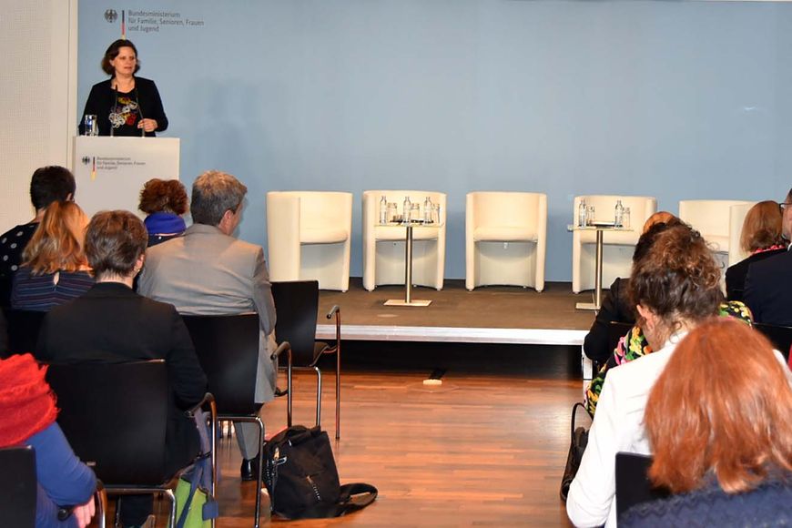 Staatssekretärin Juliane Seifert spricht zu den Teilnehmenden der Fachtagung 