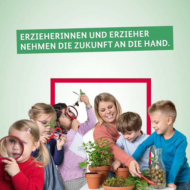 Eine Erzieherin und mehrere Kinder mit Pflanzen und Lupen. Text: Erzieherinnen und Erzieher nehmen die Zukunft an die Hand