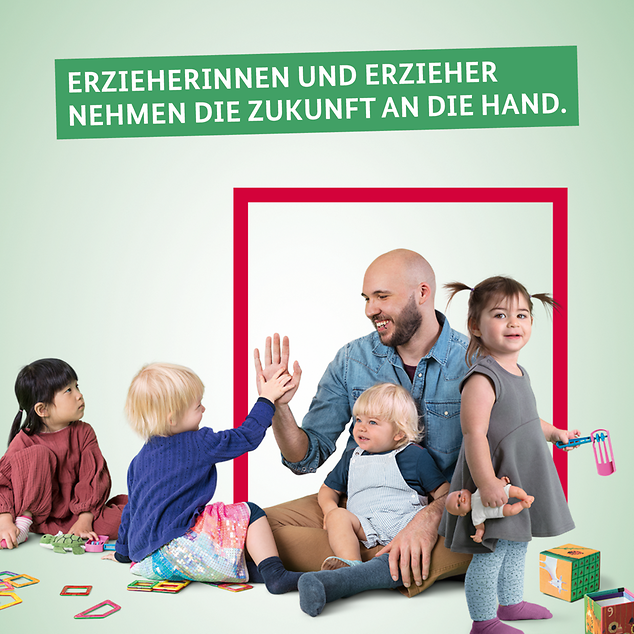 Ein Erzieher spielt mit mehreren Kindern. Text: Erzieherinnen und Erzieher nehmen die Zukunft an die Hand