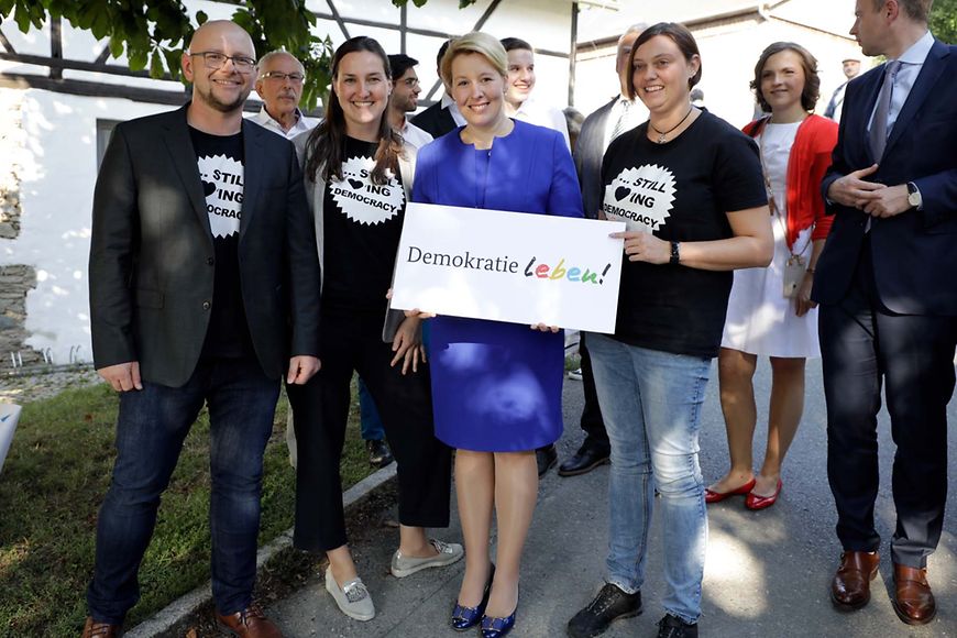 Dr. Franziska Giffey zusammen mit mehreren Engagierten der "Partnerschaft für Demokratie" in Mödlareuth 