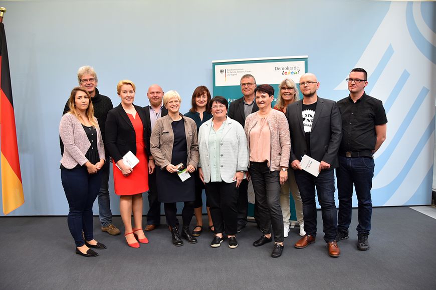 Dr. Franziska Giffey zusammen mit Vertreterinnen und Vertretern lokaler Partnerschaften