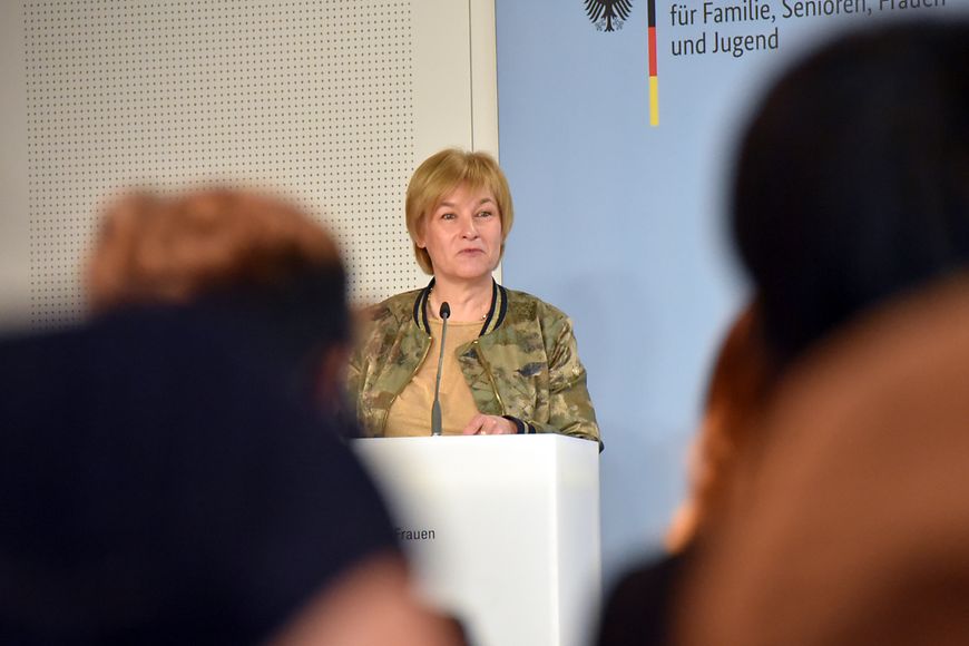 Caren Marks steht am Rednerpult
