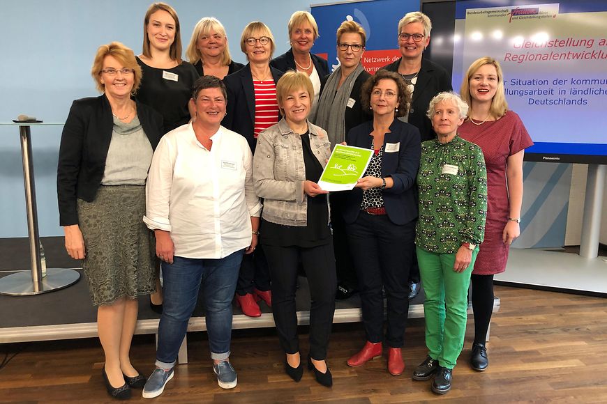 Caren Marks steht in einer Gruppe von Frauen