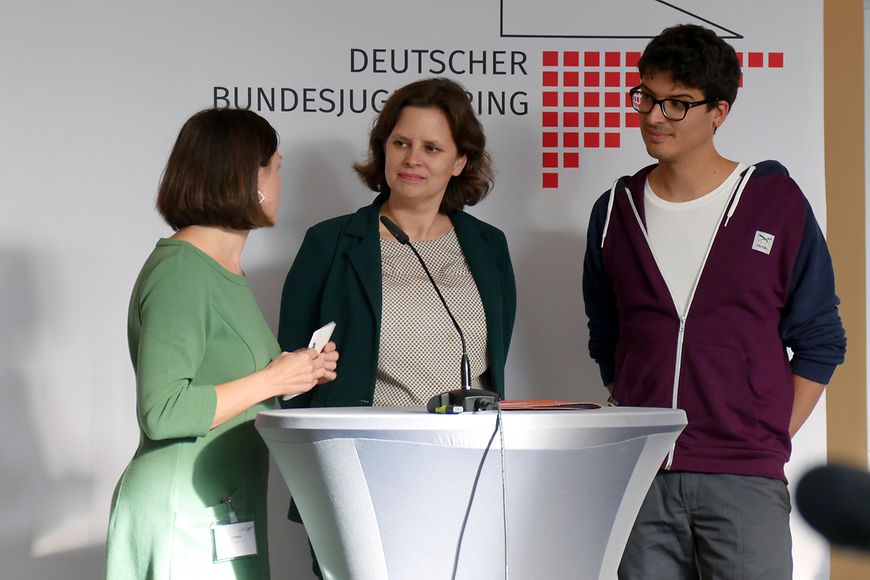 Das Foto zeigt Juliane Seifert mit zwei Jugendlichen