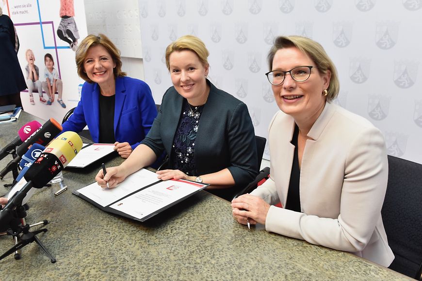Malu Dreyer, Dr. Franziska Giffey und Dr. Stefanie Hubig unterzeichnen den Gute-KiTa-Vertrag in Mainz
