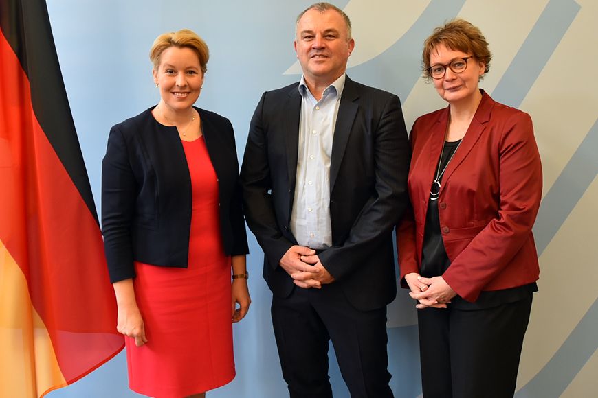 Dr. Franziska Giffey, Daniela Behrens und Thomas Altgeld vor einer blauen Wand im Bundesfamilienministerium