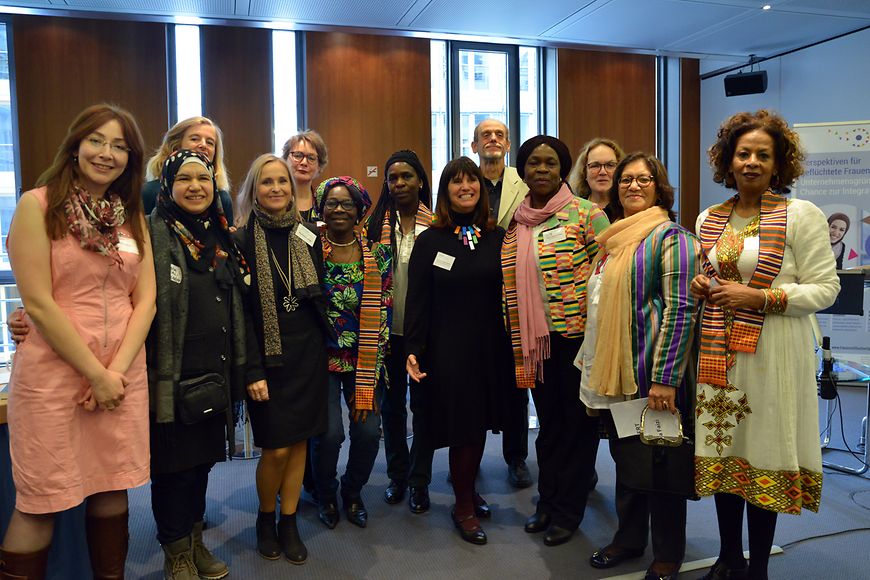 Eine Gruppe mit Teilnehmerinnen des Projekts Frauen mit Fluchterfahrung gründen