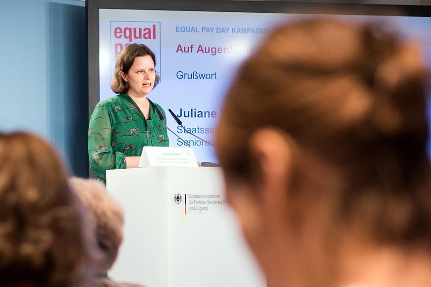 Das Bild zeigt Juliane Seifert, am Redepult beim Auftaktforum für den Equal Pay Day 2020 vor Publikum