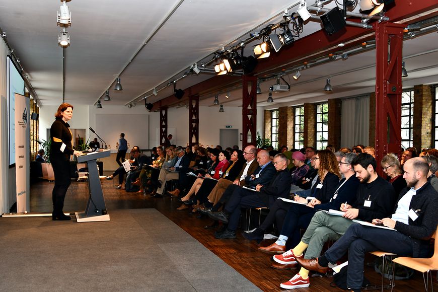 Das Bild zeigt Staatssekretärin Juliane Seifert beim Fachkongress des Bundesnetzwerks Bürgerschaftliches Engagement
