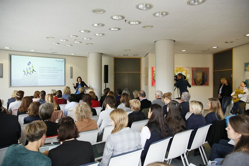 Juliane Seifert spricht vor Publikum auf der Veranstaltung des Vereins ProQuote Medien