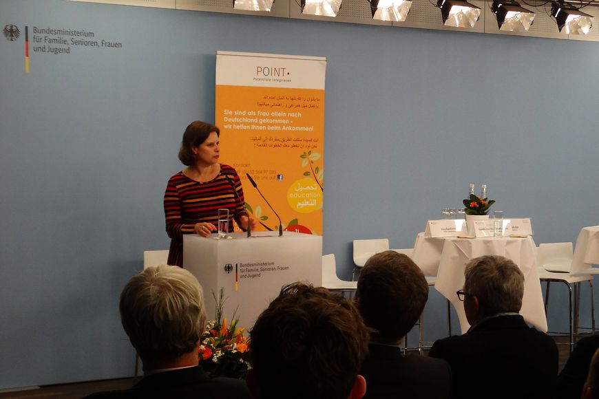 Staatssekretärin Juliane Seifert am Redepult während der Abschlussveranstaltung zum Modellprojekt Point - Potenziale integriere