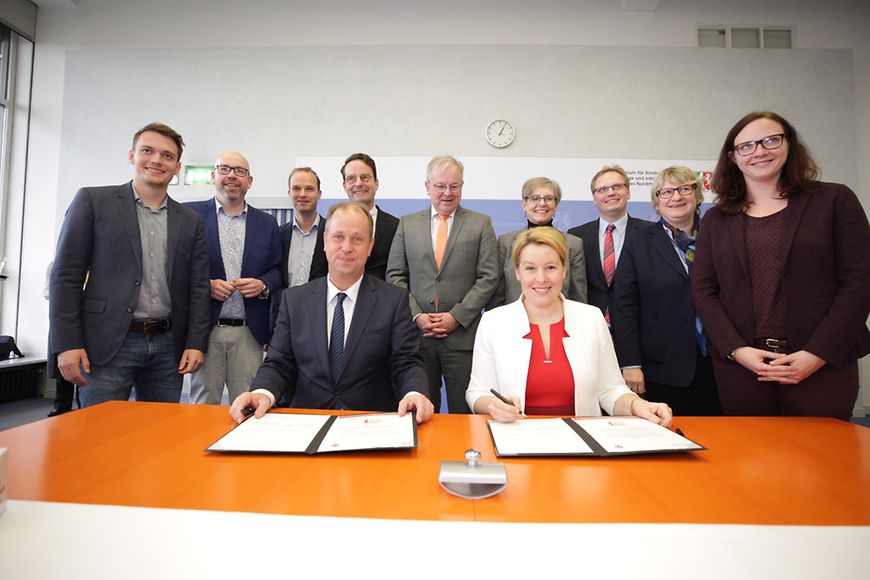 Dr. Franziska Giffey und der stellvertretende Ministerpräsident Dr. Joachim Stamp unterzeichnen den Gute-KiTa-Vertrag